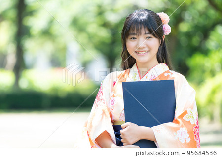 穿著袴的畢業女孩 95684536