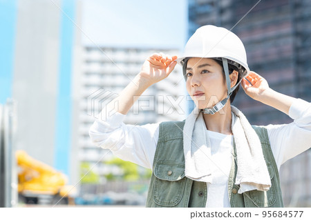 在建築工地工作的女工 95684577