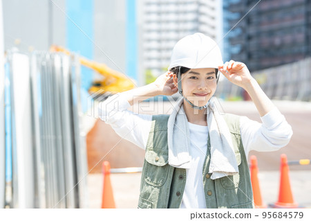 在建築工地工作的女工 95684579