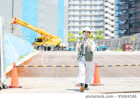 在建築工地工作的女工 95684586