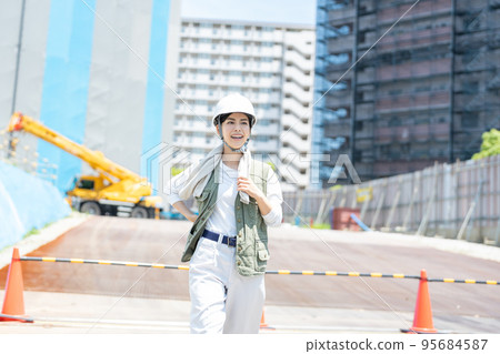 在建築工地工作的女工 95684587