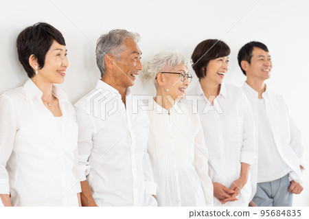 Middle-aged men and women of the senior generation 95684835