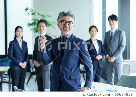 做膽量姿勢的商務人士的肖像 95684858