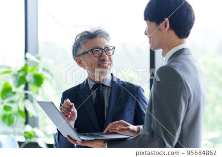 商人在辦公室開會 95684862