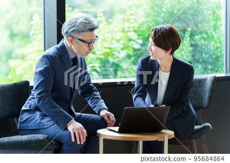 商務人士在辦公室開會 95684864