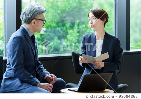 Business people having a meeting in the office 95684865