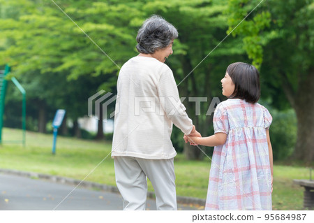 資深婦女和小學女孩 95684987