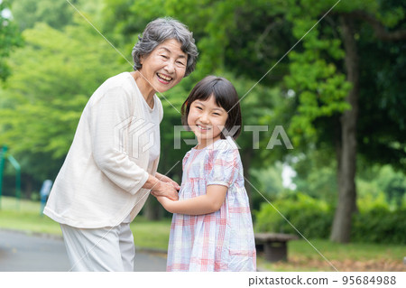 資深婦女和小學女孩 95684988