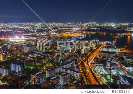 從大阪府咲島大樓展望台眺望南港和大阪港的夜景 95685123