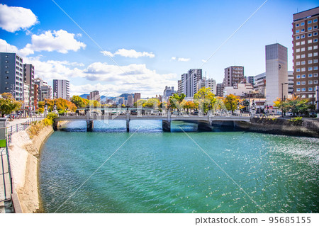 從廣島站南側的站前大橋向東眺望遠江河兩岸的市區。可以看到遠處的金山。廣島 95685155
