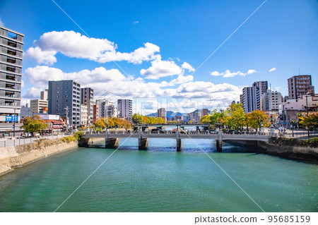 從廣島站南側的站前大橋向東眺望遠江河兩岸的市區。可以看到遠處的金山。廣島 95685159