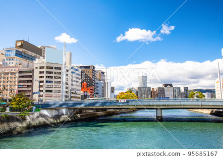 這是廣島站南側的站前大橋周圍的城市景觀。您可以看到特色的柱狀塔和酒店。廣島 95685167
