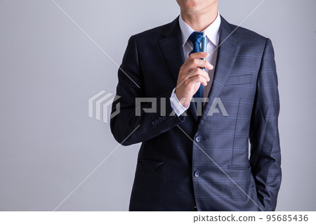 A man who smokes 95685436