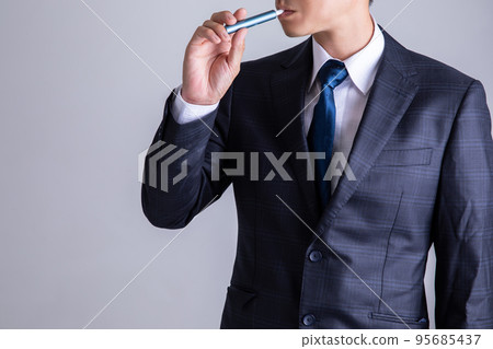 A man who smokes 95685437
