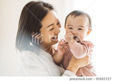 Smiling baby and mother/child-rearing image Smiling baby and mother/child-rearing image 95685727
