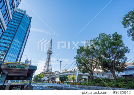 地鐵站和通往觀光塔的道路的都市風景|愛知縣名古屋市 地鐵站和通往觀光塔的道路的都市風景|愛知縣名古屋市 95685943