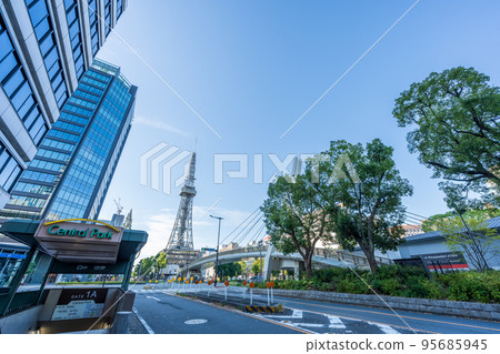 地鐵站和通往觀光塔的道路的都市風景｜愛知縣名古屋市 95685945