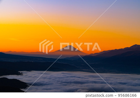 日出富士山和雲海 95686166