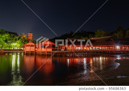 夜晚的世界遺產宮島 95686363