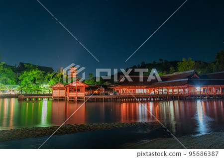 World heritage Miyajima at night 95686387