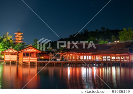 World heritage Miyajima at night 95686399