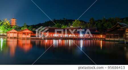 夜晚的世界遺產宮島 95686413
