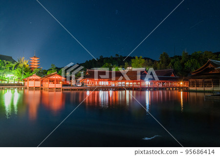 World heritage Miyajima at night 95686414