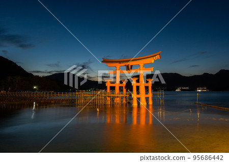 夜晚的世界遺產宮島 95686442
