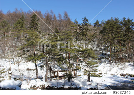 雪山中的涼亭（草津西之河原公園） 95687245