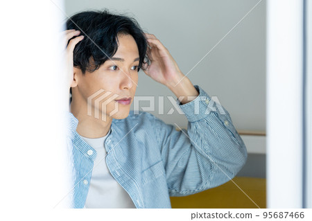 A young man 95687466