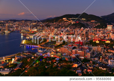 [Nagasaki Prefecture] Night view of Nagasaki seen from Nabekanmuriyama observatory 95688060