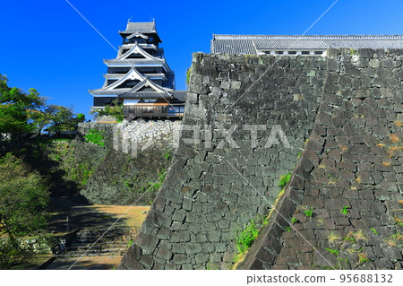 [Kumamoto Prefecture] Kumamoto Castle in sunny weather and two stone walls 95688132
