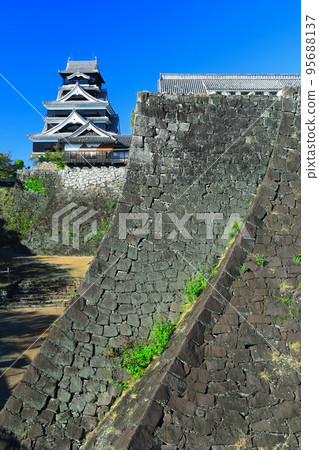 [熊本縣] 陽光明媚的熊本城和兩堵石牆 95688137