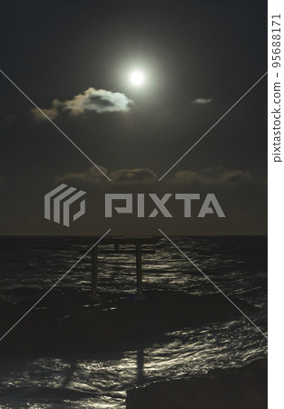 Mid-Autumn Moon in Oarai Town 95688171