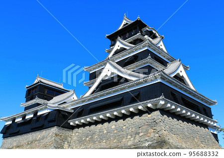 [熊本縣] 天氣晴朗的熊本城天守閣和小天守閣 95688332