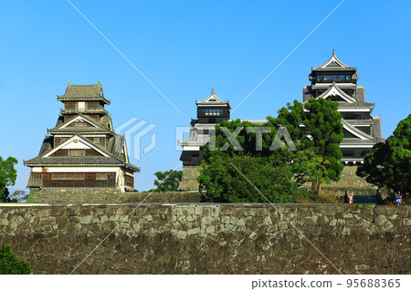 [熊本縣] 天氣晴朗的熊本城天守閣、小天守閣和宇藤矢倉 95688365