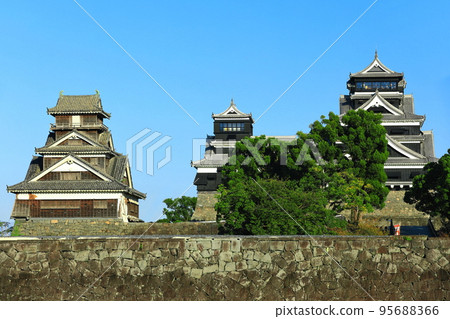 [熊本縣] 天氣晴朗的熊本城天守閣、小天守閣和宇藤矢倉 95688366