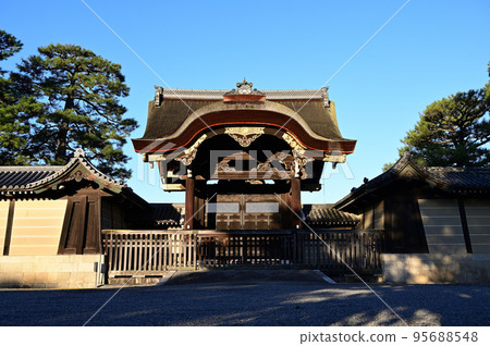 晨光中閃耀的京都御苑、憲春門 晨光中閃耀的京都御苑、憲春門 95688548