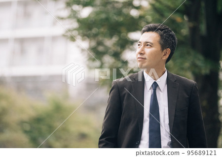 街道樹木和商人 街道樹木和商人 95689121