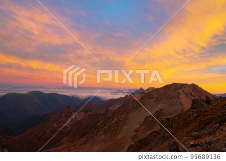 穗高山脈黃昏 95689136