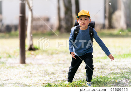 elementary student, primary school child, primary school student 95689433