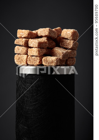 Brown sugar cubes. 95689700