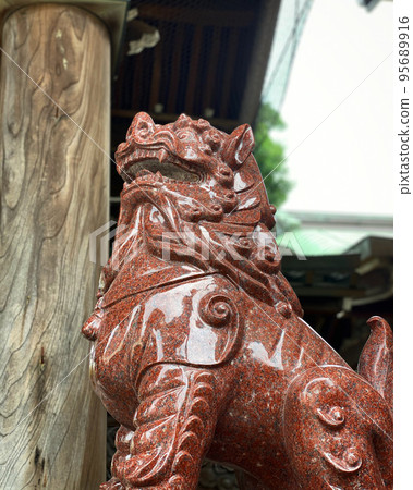 神社前殿前和通往神社的小路上放置了一對護衛犬,保護神社的前部。 神社前殿前和通往神社的小路上放置了一對護衛犬,保護神社的前部。 95689916