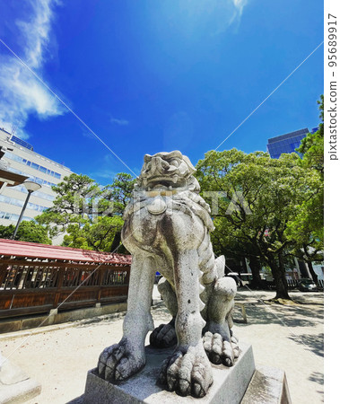 神社前殿前和通往神社的小路上放置了一對護衛犬,保護神社的前部。 神社前殿前和通往神社的小路上放置了一對護衛犬,保護神社的前部。 95689917