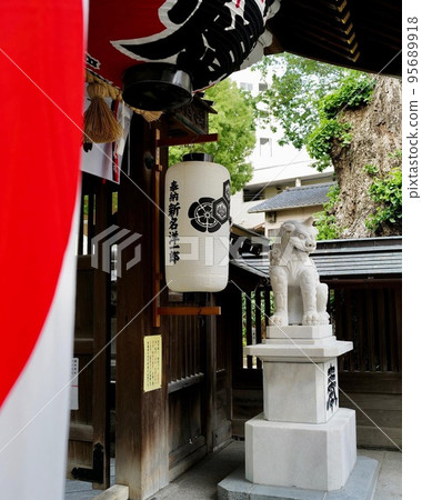 神社前殿前和通往神社的小路上放置了一對護衛犬,保護神社的前部。 神社前殿前和通往神社的小路上放置了一對護衛犬,保護神社的前部。 95689918