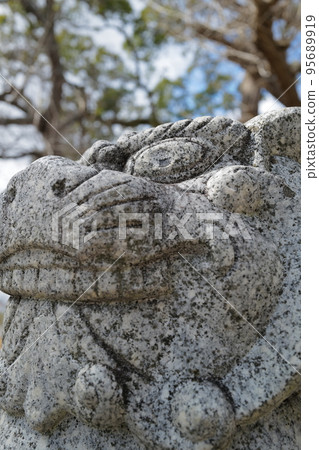 神社前殿前和通往神社的小路上放置了一對護衛犬,保護神社的前部。 神社前殿前和通往神社的小路上放置了一對護衛犬,保護神社的前部。 95689919