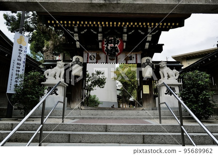 神社前殿前和通往神社的小路上放置了一對護衛犬,保護神社的前部。 神社前殿前和通往神社的小路上放置了一對護衛犬,保護神社的前部。 95689962