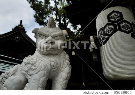 神社前殿前和通往神社的小路上放置了一對護衛犬,保護神社的前部。 神社前殿前和通往神社的小路上放置了一對護衛犬,保護神社的前部。 95689963
