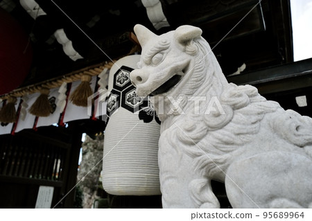神社前殿前和通往神社的小路上放置了一對護衛犬,保護神社的前部。 神社前殿前和通往神社的小路上放置了一對護衛犬,保護神社的前部。 95689964
