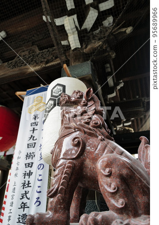 神社前殿前和通往神社的小路上放置了一對護衛犬，保護神社的前部。 95689966